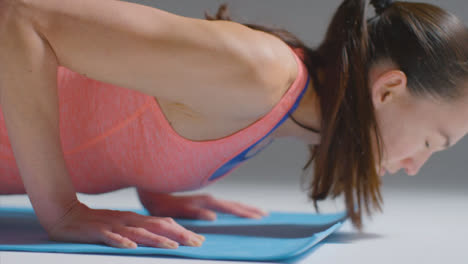 Primer-Plano-De-Una-Mujer-Trabajando-En-Estera-De-Yoga