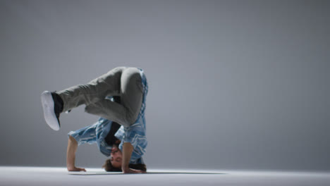 Tiro-Largo-De-Breakdancer-Equilibrio-Sobre-La-Cabeza