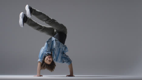 Totale-Von-Breakdancer-Beim-Handstand