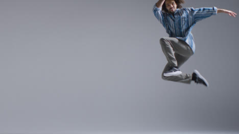 Totale-Eines-Breakdancers,-Der-Mit-Kopierraum-Springt