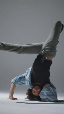 Toma-Vertical-De-Breakdancer-Balanceándose-En-La-Cabeza-01