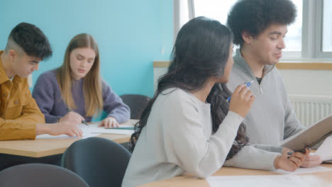 Toma-De-Seguimiento-De-Los-Estudiantes-En-La-Clase-06