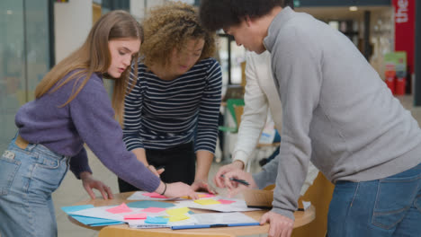 Kamerafahrt-Von-Studenten,-Die-Gemeinsam-An-Einem-Gruppenprojekt-Arbeiten