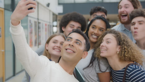 Primer-Plano-De-Un-Grupo-De-Estudiantes-Tomando-Selfie