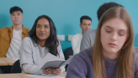 Primer-Plano-De-Estudiante-Escuchando-Durante-Una-Clase-02