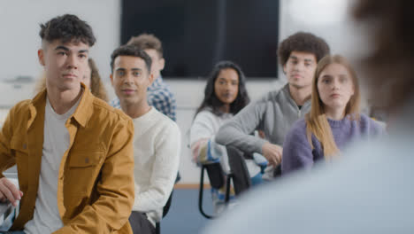 über-Die-Schulteraufnahme-Des-Techniklehrers-Im-Gespräch-Mit-Seiner-Klasse-08