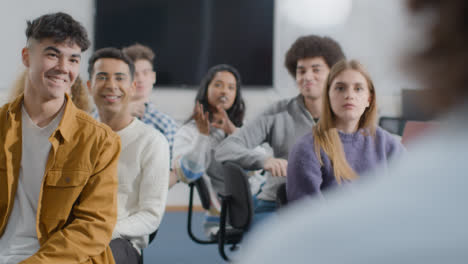 über-Die-Schulteraufnahme-Eines-Ingenieurlehrers,-Der-Mit-Seiner-Klasse-10-Spricht