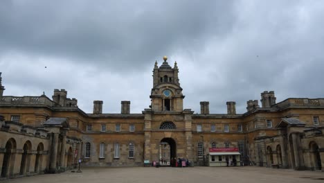 Innenhof-Im-Blenheim-Palace-Mit-Uhrturm