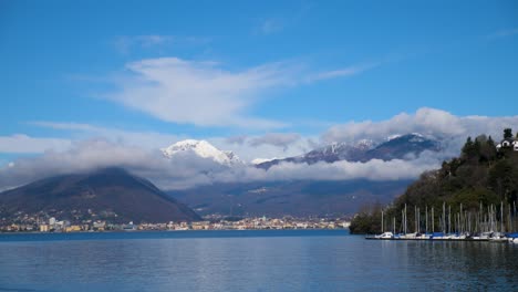 Vista-Del-Lago-Maggiore-Con-Montañas-En-Italia