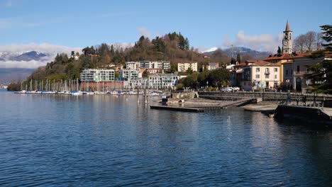 Marina-En-Una-Pequeña-Ciudad-En-El-Lago-Maggiore-En-Italia