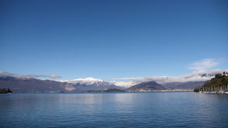 Amplia-Vista-Del-Lago-Maggiore-Con-Montañas-En-Italia