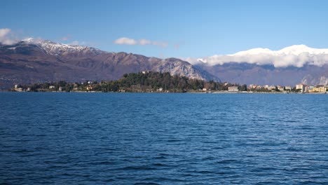 Vista-Panorámica-De-Las-Montañas-Desde-El-Lago-Maggiore