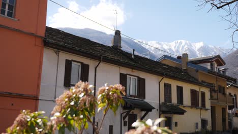 Antiguas-Casas-Italianas-Con-Montañas