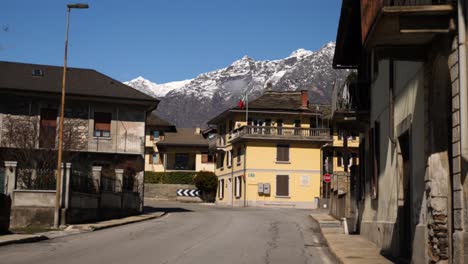 Calle-Italiana-Vacía-Con-Montañas