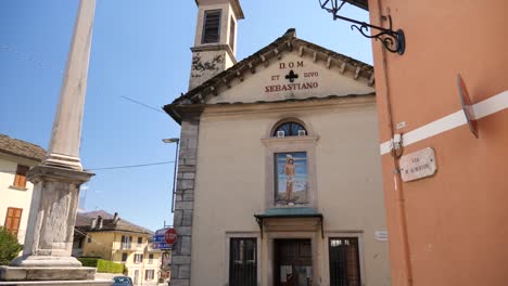 Antigua-Iglesia-Italiana-En-Un-Pequeño-Pueblo