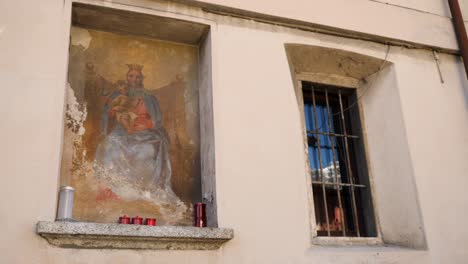 Religiöse-Wandmalerei-An-Der-Wand-Der-Kirche