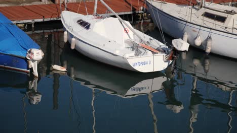 Weißes-Boot-Vor-Anker-Im-Italienischen-Jachthafen