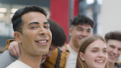 Kamerafahrt-Einer-Gruppe-Von-Studenten,-Die-Zusammen-Lächeln-Und-Lachen