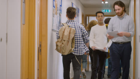 Low-Angle-Shot-Von-Studenten,-Die-Den-Flur-Hinuntergehen