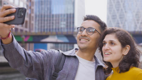 Primer-Plano-De-Amigos-Tomando-Un-Selfie-En-La-Ciudad