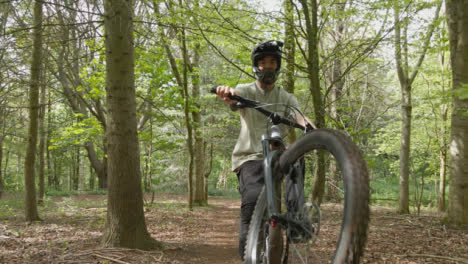 Hombre-De-Rastreo-De-Drones-En-Bicicleta-De-Montaña-En-Bicicleta-A-Lo-Largo-Del-Sendero-A-Través-Del-Campo-Y-El-Bosque-2