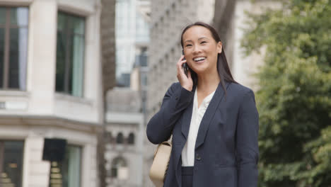 Geschäftsfrau-Außerhalb-Der-Büros,-Die-Anruf-Auf-Dem-Handy-Entgegennehmen
