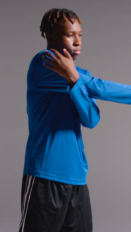 Retrato-De-Estudio-De-Video-Vertical-De-Un-Joven-Entrenando-Para-Fútbol-Con-Bolsa-De-Equipo-Y-Ejercicio-De-Pelota