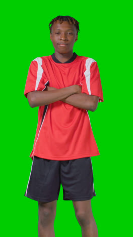 Retrato-De-Estudio-De-Video-Vertical-De-Un-Joven-Futbolista-Masculino-Que-Usa-Un-Kit-De-Club-Contra-La-Pantalla-Verde-2