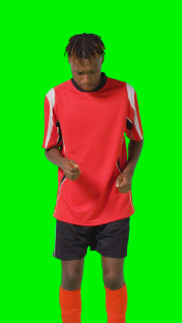 Vertikales-Video-Eines-Jungen-Männlichen-Fußballers,-Der-Sich-Vor-Dem-Spiel-Gegen-Green-Screen-1-Mit-Übungen-Aufwärmt