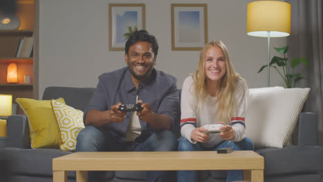 Multikulturelle-Freunde-Oder-Paare,-Die-Zu-Hause-Auf-Dem-Sofa-Sitzen-Und-Online-Spielen-3