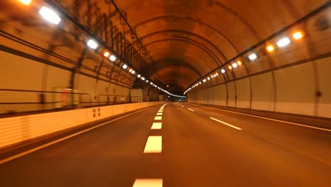 in-den-dunklen-Tunnel-fahren