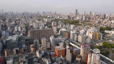 Stark-befahrene-Straßenverkehr-von-oben-in-Osaka,-Japan