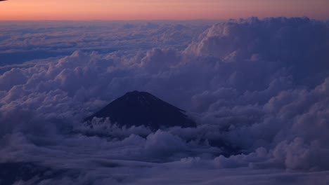 Airplane-flying-above-the-city-at-evening,-4k