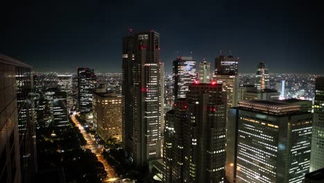 Lapso-de-tiempo-toma-de-la-ciudad.-Gran-ciudad-con-rascacielos,-tráfico-ocupado-y-las-luces-de-la-noche.-Skyline