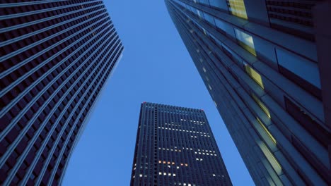 Niedrigen-Winkel-Schuss-von-Wolkenkratzern-in-der-Tokyo-gleiten.-Financial-District.-Skyscape-und-Stadtbild-am-Abend.