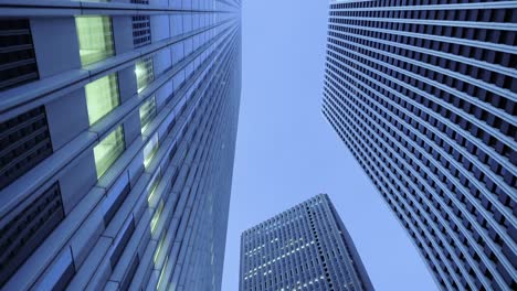 Niedrigen-Winkel-Schuss-von-Wolkenkratzern-in-der-Tokyo-gleiten.-Financial-District.-Skyscape-und-Stadtbild-am-Abend.