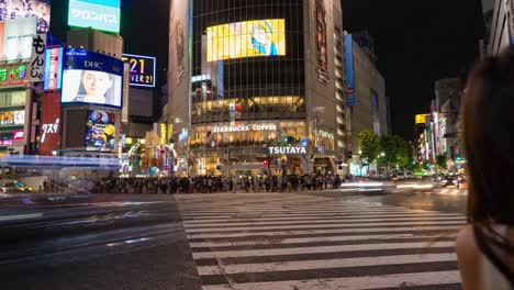 Tokio-Shibuya-Kreuzung-Nacht.-Menschen-beim-Überqueren-der-Straße.-Zeitraffer.