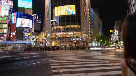 Noche-del-cruce-de-Shibuya-de-Tokio.-Personas-que-cruzan-la-carretera.-Lapso-de-tiempo.