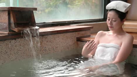 mujer-japonesa-de-disfrutar-las-aguas-termales
