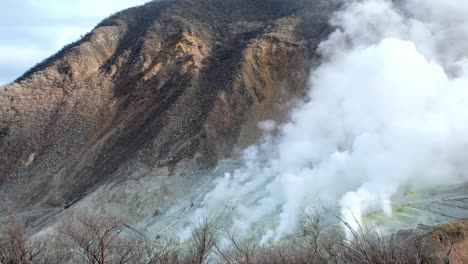 Aktive-Schwefel-Entlüftungsöffnungen-und-heißen-Quellen-von-ins-bei-Hakone-Fuji-Vulkanzone,-Japan.