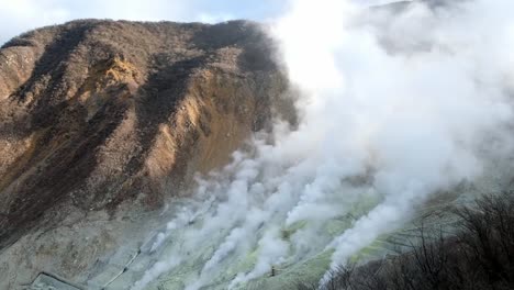 Aktive-Schwefel-Entlüftungsöffnungen-und-heißen-Quellen-von-ins-bei-Hakone-Fuji-Vulkanzone,-Japan.