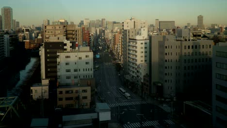 Tokio,-Japón---enero-de-2018:-Amanecer-cerca-de-Tomioka,-Koto-con-un-tráfico-de-la-mañana-en-el-Metropolitan-de-Tokio