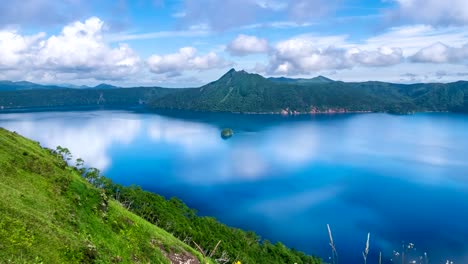 Lake-Mashu-blau