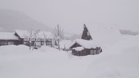 Die-traditionell-reetgedeckten-Häusern-in-Shirakawa-Go-wo-befindet-sich-das-Bergdorf-unter-dem-Schnee-in-der-Nähe-von-Gifu,-Ishikawa-und-Toyama-Präfektur-im-Winter,-Japan.