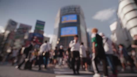 Soft-Fokus---Passanten-an-der-Kreuzung-Scramble-(Sommer-in-Shibuya)