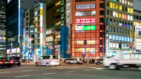 4K-Time-Lapse-Video-der-Menge-Menschen-und-Verkehr-auf-Shinjuku,-Tokyo,-Japan