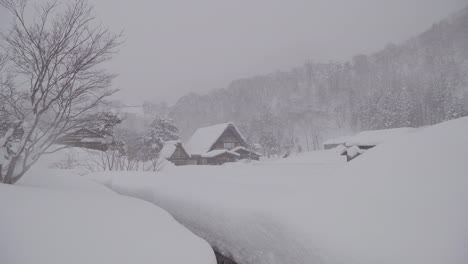 Las-casas-tradicionalmente-paja-en-Shirakawa-go-donde-está-la-aldea-de-la-montaña-entre-la-nieve-cerca-de-la-Prefectura-de-Gifu,-Ishikawa-y-Toyama-en-el-invierno,-Japón