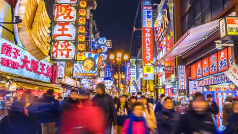 Zeit-verfallen-Tourist-nachts-in-Namba-in-Osaka-Einkaufsstraße