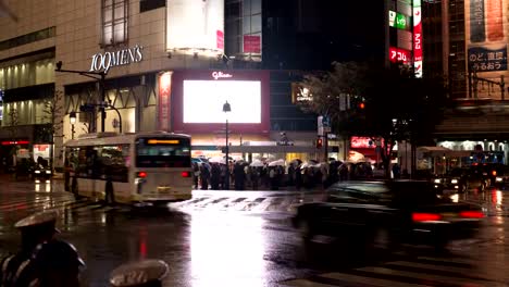 Lapso-de-tiempo-de-Tokio-Japón-4K,-timelapse-noche-de-turista-con-paraguas-caminando-en-Shibuya-cruce-cruce-calle