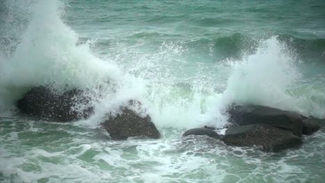 slow-motion-Waves-hit-rock